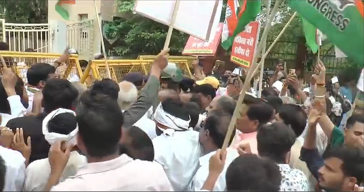 Congress mob in front of Gwalior Collectorate